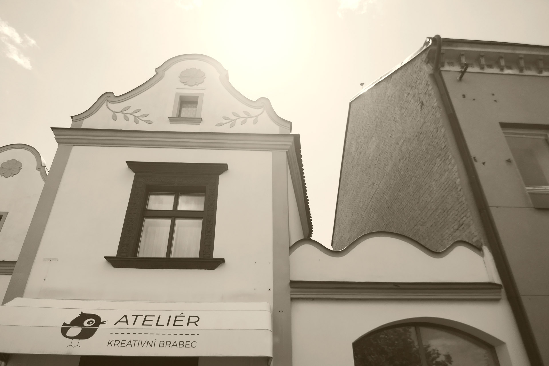 2023 - Bohdanec - Namesti - Per 02 - Historicka - Stit 00 - Stavajici