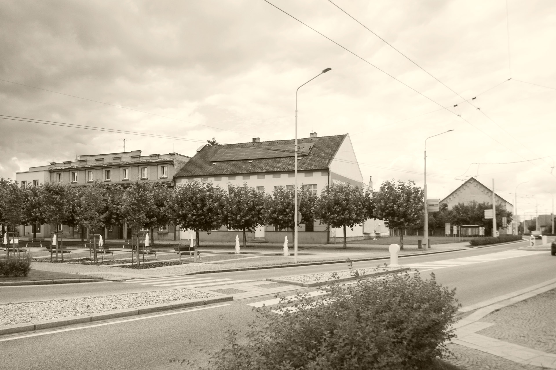 2023 - Bohdanec - Namesti - Per 03 - Narozi 00 - Stavajici